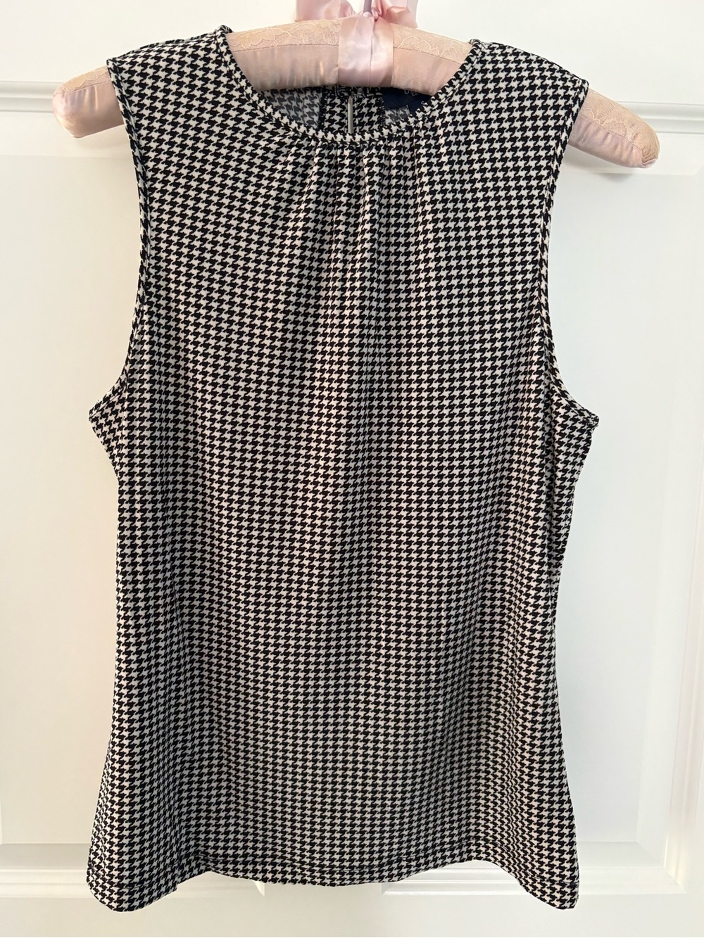 Chaps Black and White Houndstooth Sleeveless Shell, Tank.